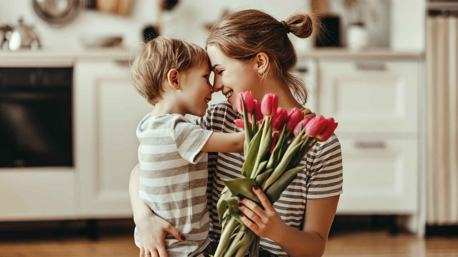 Mama i kćer u toplom zagrljaju, simbol ljubavi i zahvalnosti na Majčin dan.
